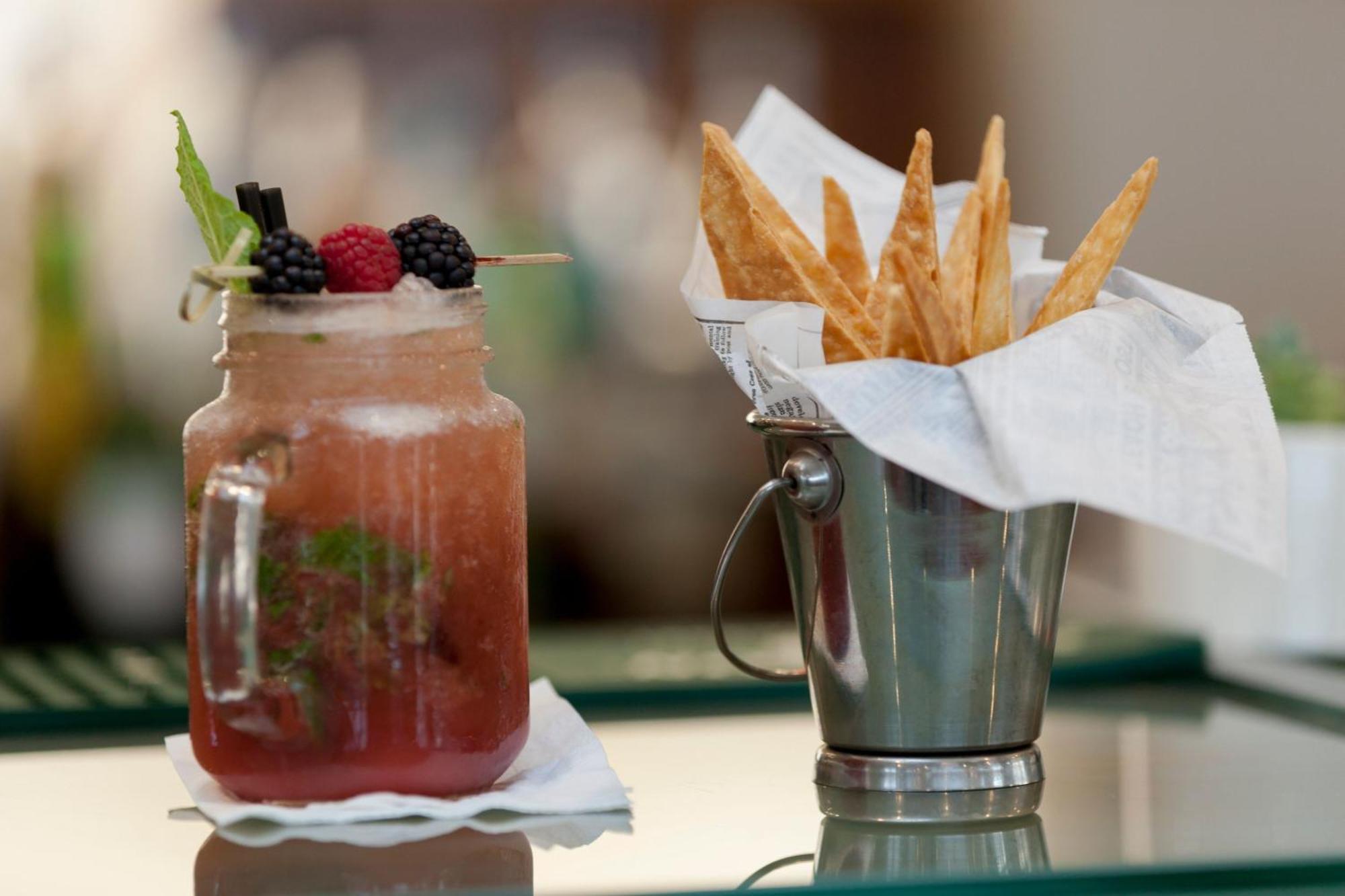 普拉亚德尔瑞伊万豪高尔夫及海滩度假村 外观 照片 A cocktail and a snack at the bar